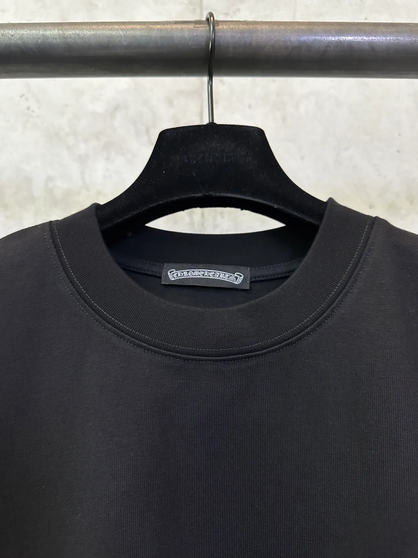 P270 Chrome Hearts 25ss cross flocking printed round neck short-sleeved T-shirt. Fabric is high-definition, super heavyweight cotton, double yarn compact Xinjiang cotton, weight 400g, matched with 2*2 Salona ribs 420g, clean cloth, clear cloth texture, tight feel, stiff, high color fastness, no deformation, no discoloration, custom hardware, thread, accessories, alignment, same style for men and women -Color: black white Gray -Size: XS S M L XL